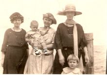 bettyChambless-with-frendsAndSonBobInMiddle1920s.jpg